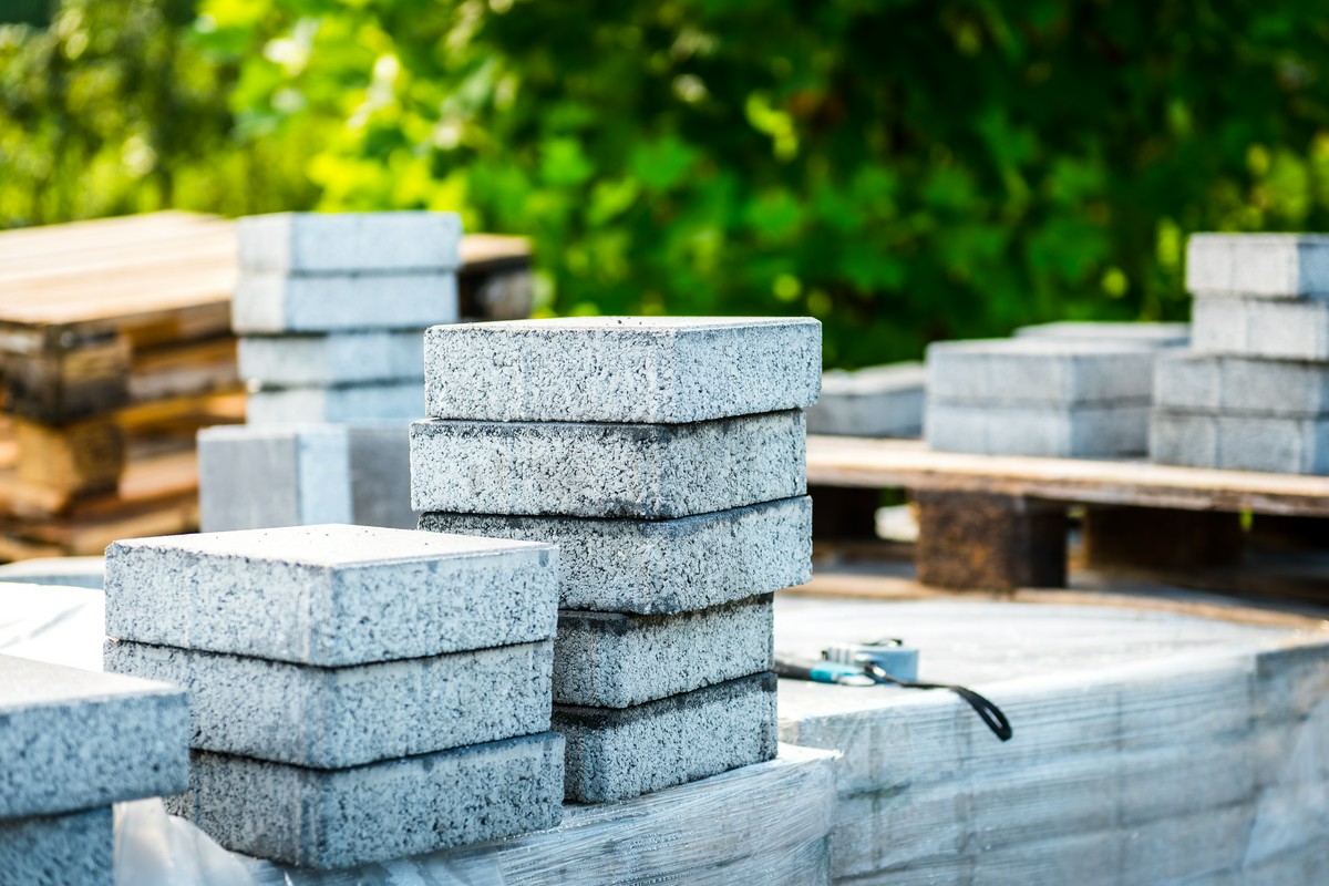 Wyroby betonowe w budownictwie drogowym – kluczowe korzyści